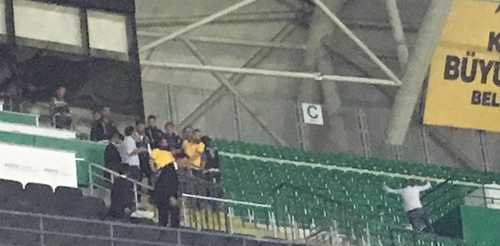 Fenerbahçe taraftarı tribünleri savaş alanına çevirdi