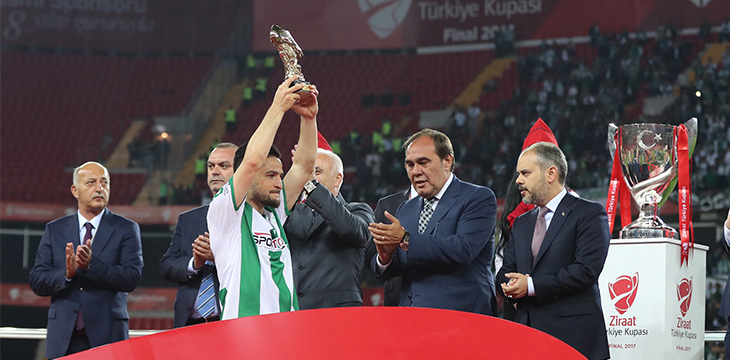Final maçının oyuncusu ödülü Ömer Ali Şahiner’in