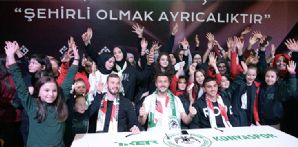Futbolcularımız imza gününde öğrencilerle buluştu