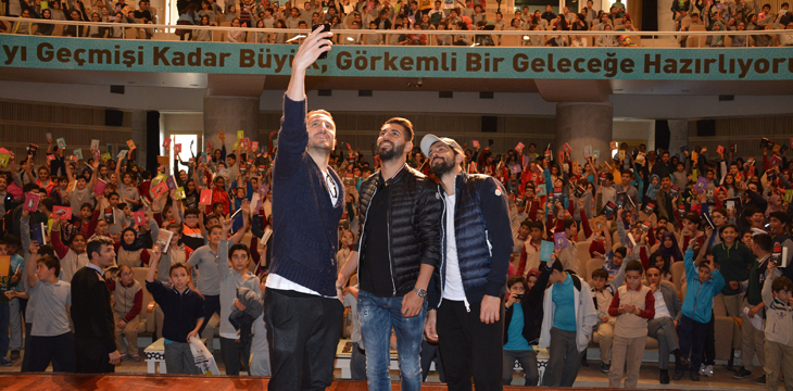 Futbolcularımıza minik taraftarlardan büyük ilgi