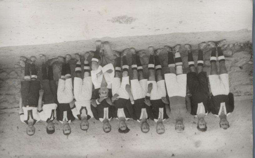 1928 — Saatçi vitrini yansımaları