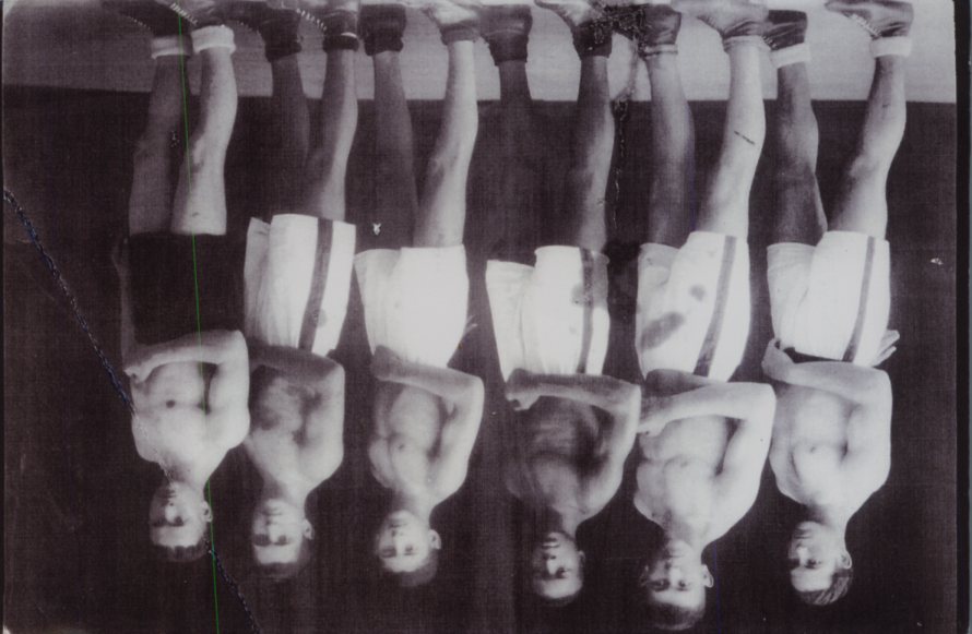 1932 — Mavi cepheli kafe terası