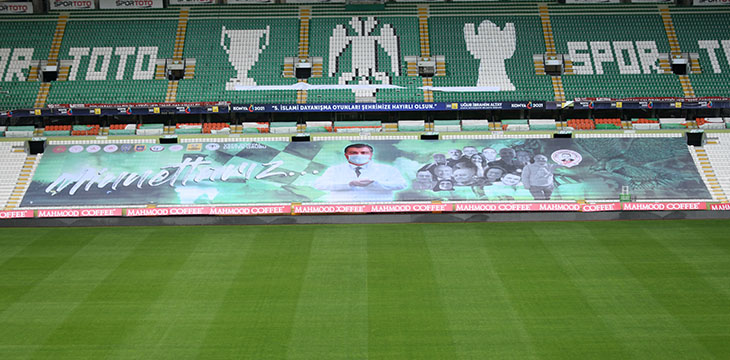 Maraton Tribününe Dev “Minnettarız” Pankartı