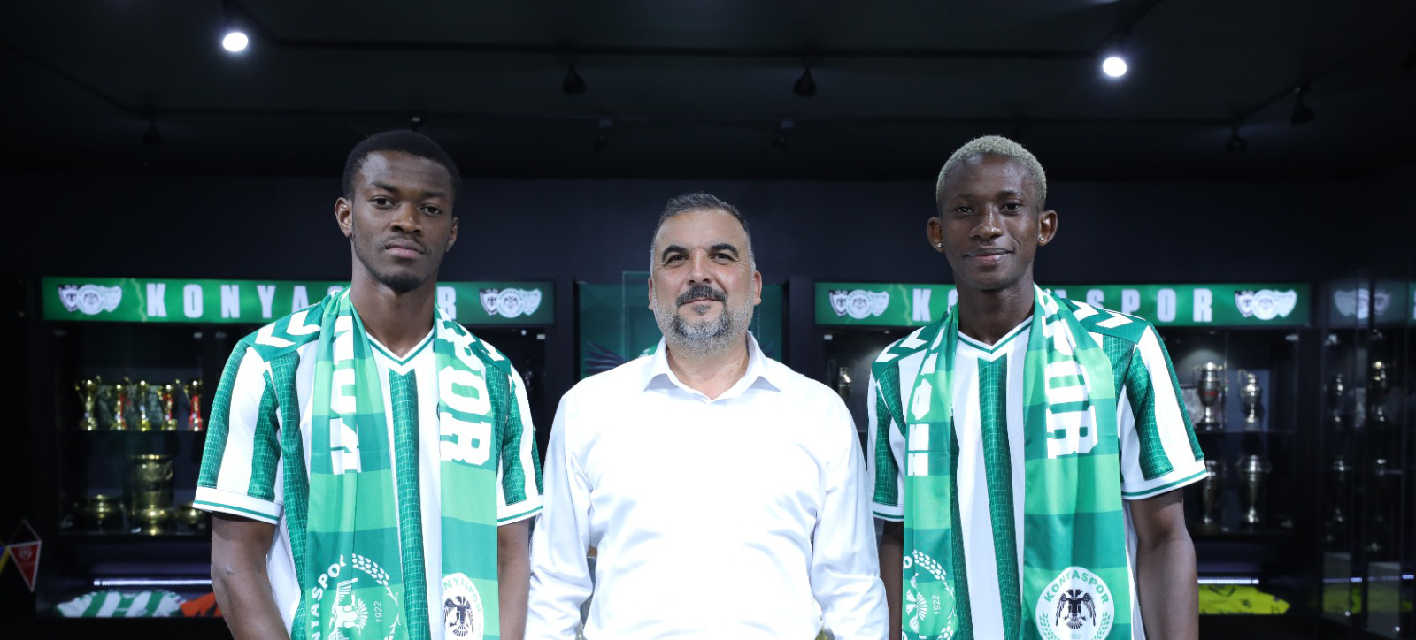 Genç futbolcular Eric Konate, Mohamed Fofana, Alph...